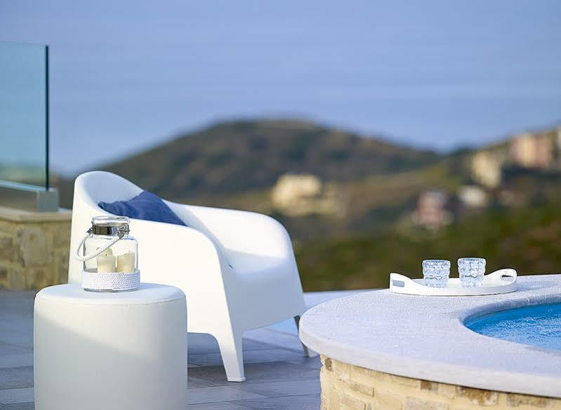 Minimalist Mediterranean Blue Key Villa With Sea View & Infinity Heated Pool 阿齐亚·佩拉加 外观 照片